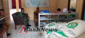 Wujudkan Kepedulian, Babinsa Ende Aktif Amankan Penyaluran Cadangan Beras Pemerintah