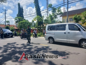 Anggota Koramil Pujut Bantu Pengamanan Jalan Saat Anak-Anak SMP Pulang Sekolah