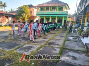 Anggota Koramil 1609-08/Gerokgak Gembleng Siswa SMK Istiqlal Patas dalam Latihan LKBB