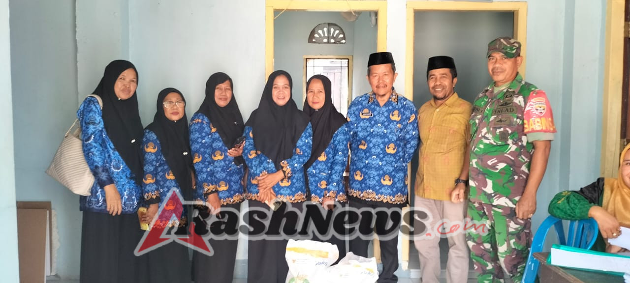 Babinsa Koramil 1614-03/Hu’u Kawal Distribusi Bantuan Beras untuk 245 KK di Desa Ranggo
