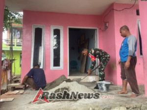 Babinsa Ende Perkuat Kemanunggalan dengan Masyarakat Lewat Karya Bakti Fisik di Desa Raporendu