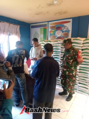 Babinsa Koramil 1612-01/Ruteng Hadiri Penyaluran Bantuan Beras Bulog untuk 336 KK di Kelurahan Golodukal