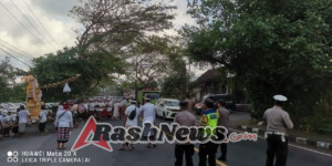 Polsek Dawan Amankan Prosesi Nganyud Pengabenan Massal Warga Desa Dawan Klod di Pantai Goa Lawah