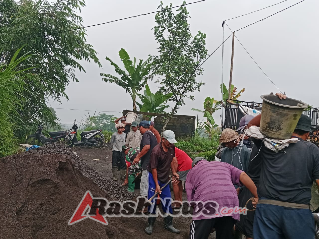 Bantu Warga Binaan Babinsa Peninjoan Bantu Pindahkan Material Pembangunan Jalan