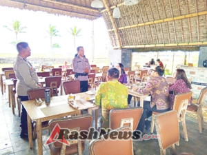 Satgas Preemtif Polres Klungkung Ajak Pengendara Tertib Lalu Lintas Lewat Binluh dan Pembagian Brosur