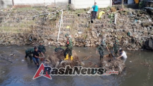 Hari Terakhir Tanggap Darurat, TNI Bersihkan Sungai Pejanggik