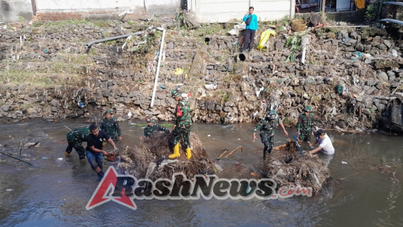 Hari Terakhir Tanggap Darurat, TNI Bersihkan Sungai Pejanggik