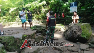 Babinsa Desa Apuan Laksanakan Pemantauan Kunjungan Wisatawan di Obyek Wisata Air Terjun Tibumana