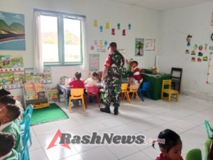 Pembagian Makan Bergizi oleh Babinsa Ende, Wujud Nyata Kemanunggalan TNI dan Masyarakat