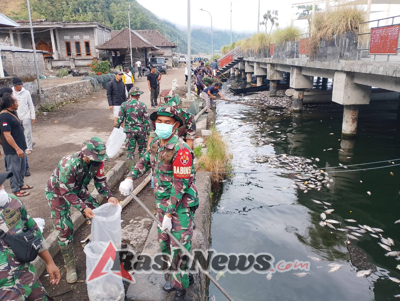 Kodim 1626/Bangli Bersama Instansi Terkait Laksanakan Pembersihan Ikan Mati di Danau Batur Akibat Semburan Belerang