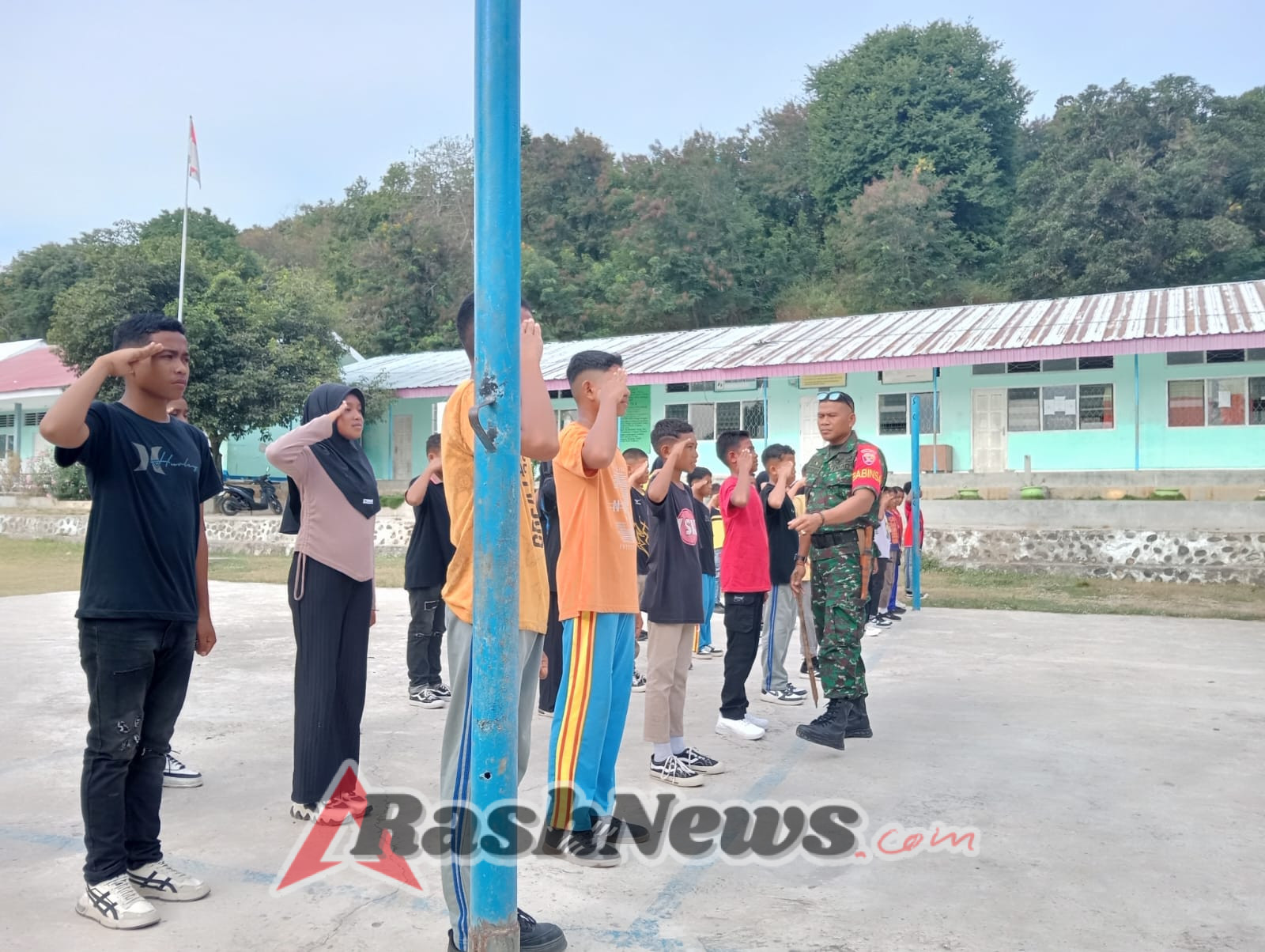 Komsos dan Pelatihan PBB, Babinsa Maurole Tanamkan Nilai Kebangsaan pada Siswa SMP