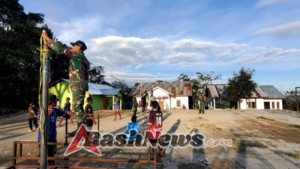 Satgas Yonif 741/GN Pos Nananoe Sumbangkan Net dan Bola Voli kepada Masyarakat Perbatasan