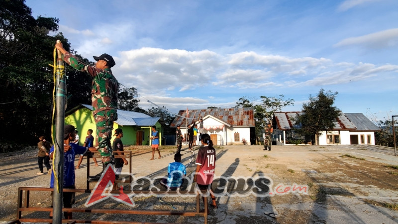 Satgas Yonif 741/GN Pos Nananoe Sumbangkan Net dan Bola Voli kepada Masyarakat Perbatasan