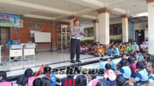 MPLS di SMPN 8 Denpasar, Kanit Lantas Polsek Dentim Tekankan Pentingnya Disiplin Berlalu Lintas