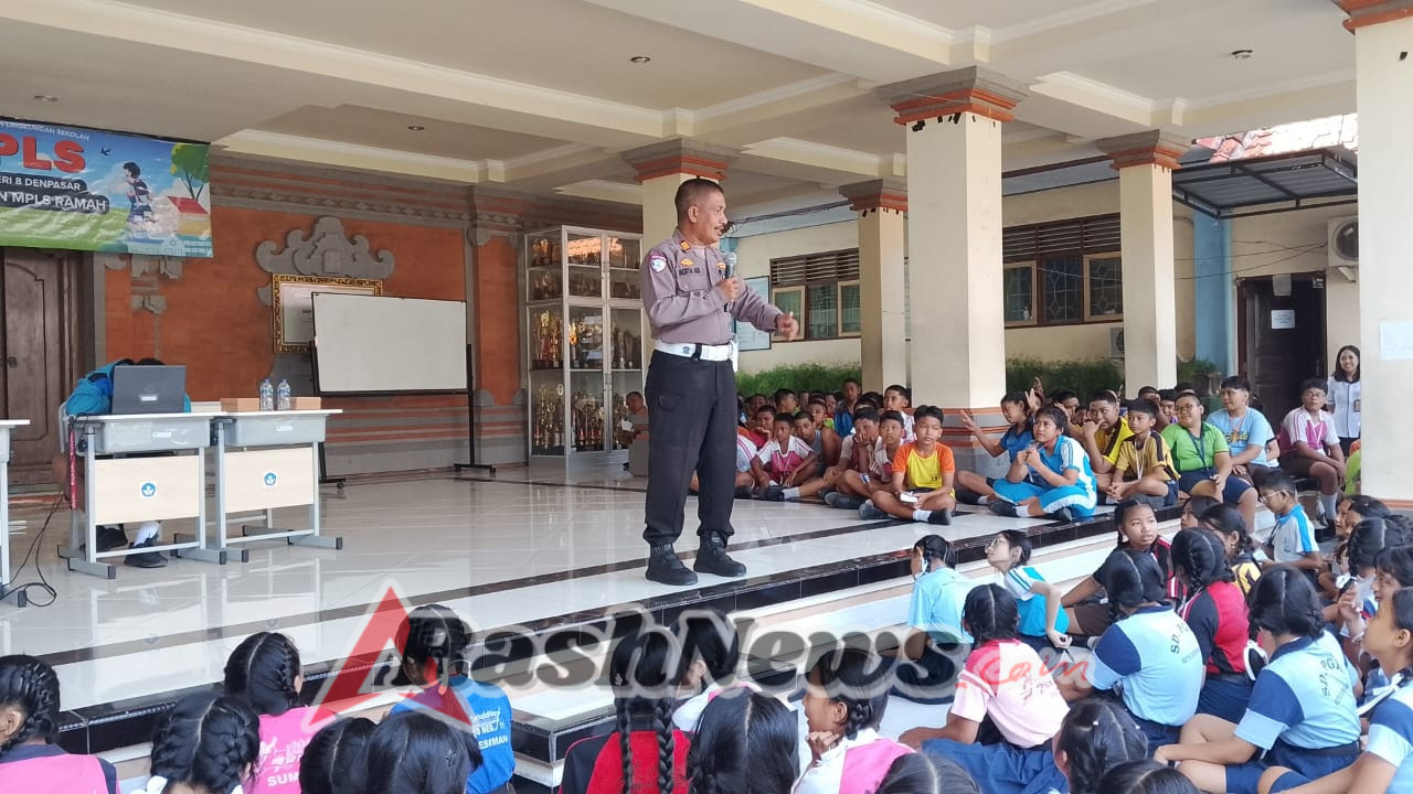 MPLS di SMPN 8 Denpasar, Kanit Lantas Polsek Dentim Tekankan Pentingnya Disiplin Berlalu Lintas