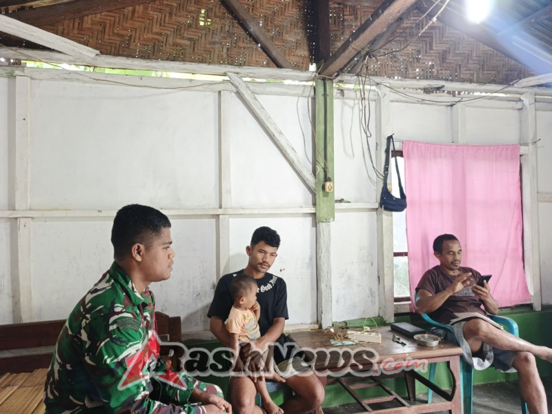 Komsos dan Pamwil Babinsa Koramil Maurole Ciptakan Kondusifitas di Desa Kebesani