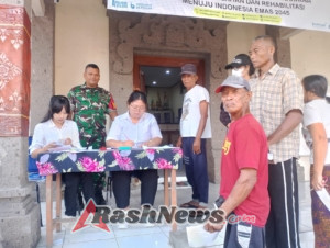 Kemensos Salurkan Bantuan Beras untuk 139 KK di Desa Guwang, Sukawati
