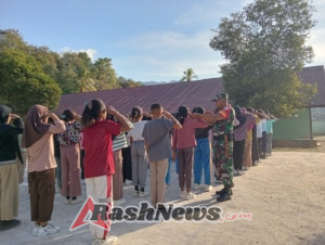 Tumbuhkan Disiplin Sejak Dini, Babinsa Maurole Gelar Latihan PBB di Sekolah