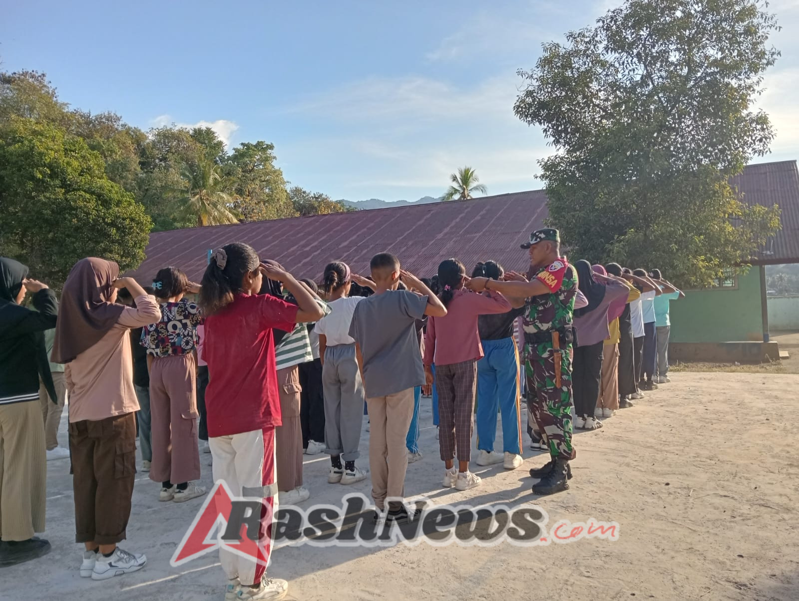 Tumbuhkan Disiplin Sejak Dini, Babinsa Maurole Gelar Latihan PBB di Sekolah