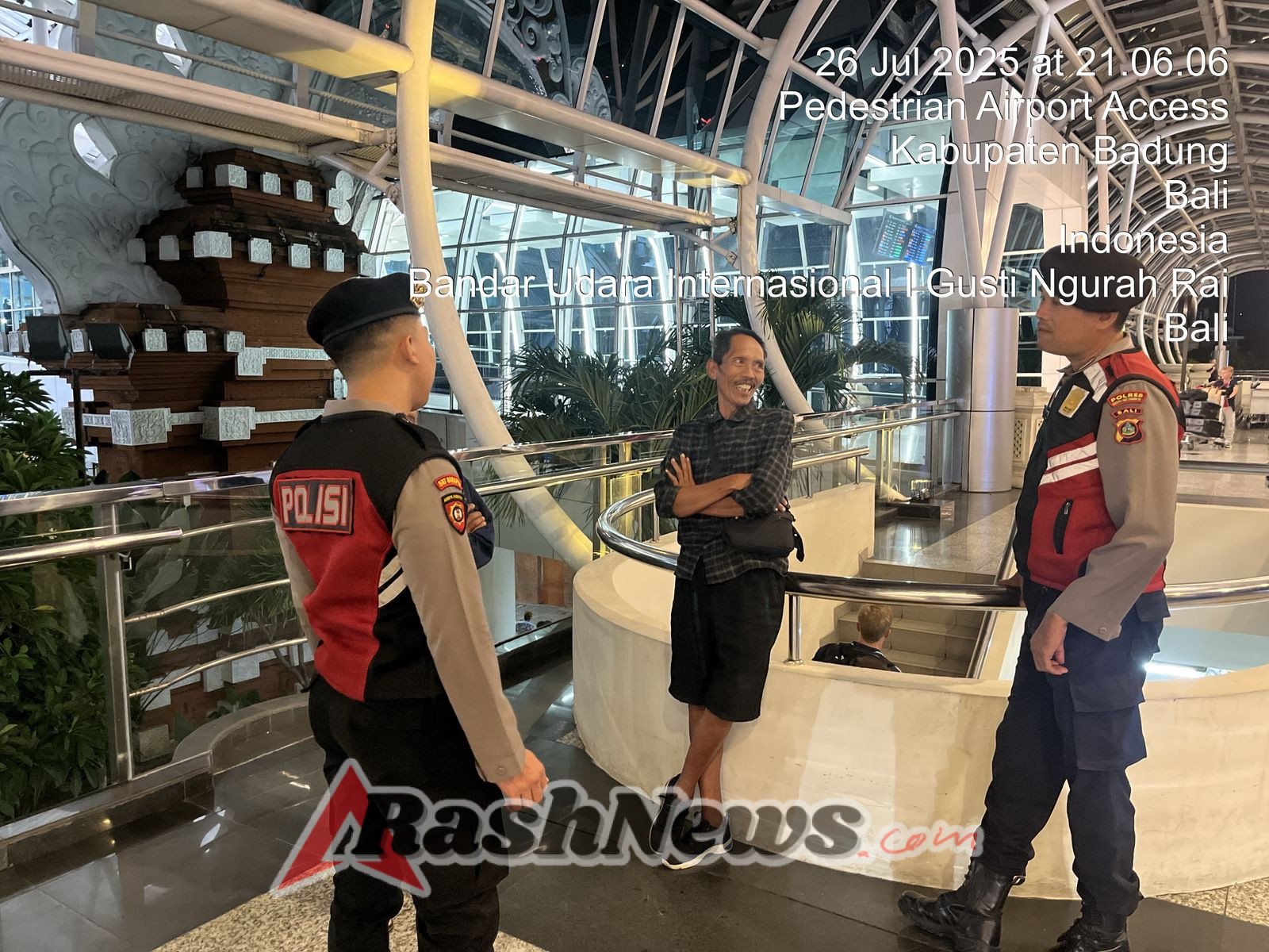 Tingkatkan Pelayanan dan Keamanan, Polisi Bandara Ngurah Rai Sambangi Pengunjung dengan Pendekatan Humanis