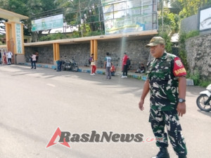 Babinsa Koramil 1602-01/Ende Laksanakan Pengamanan Penyeberangan Jalan Antar Kabupaten