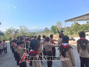 Bangun Karakter Sejak Dini, Serda Mahyudin Latih Siswa Baru MTsN 2 Sumbawa
