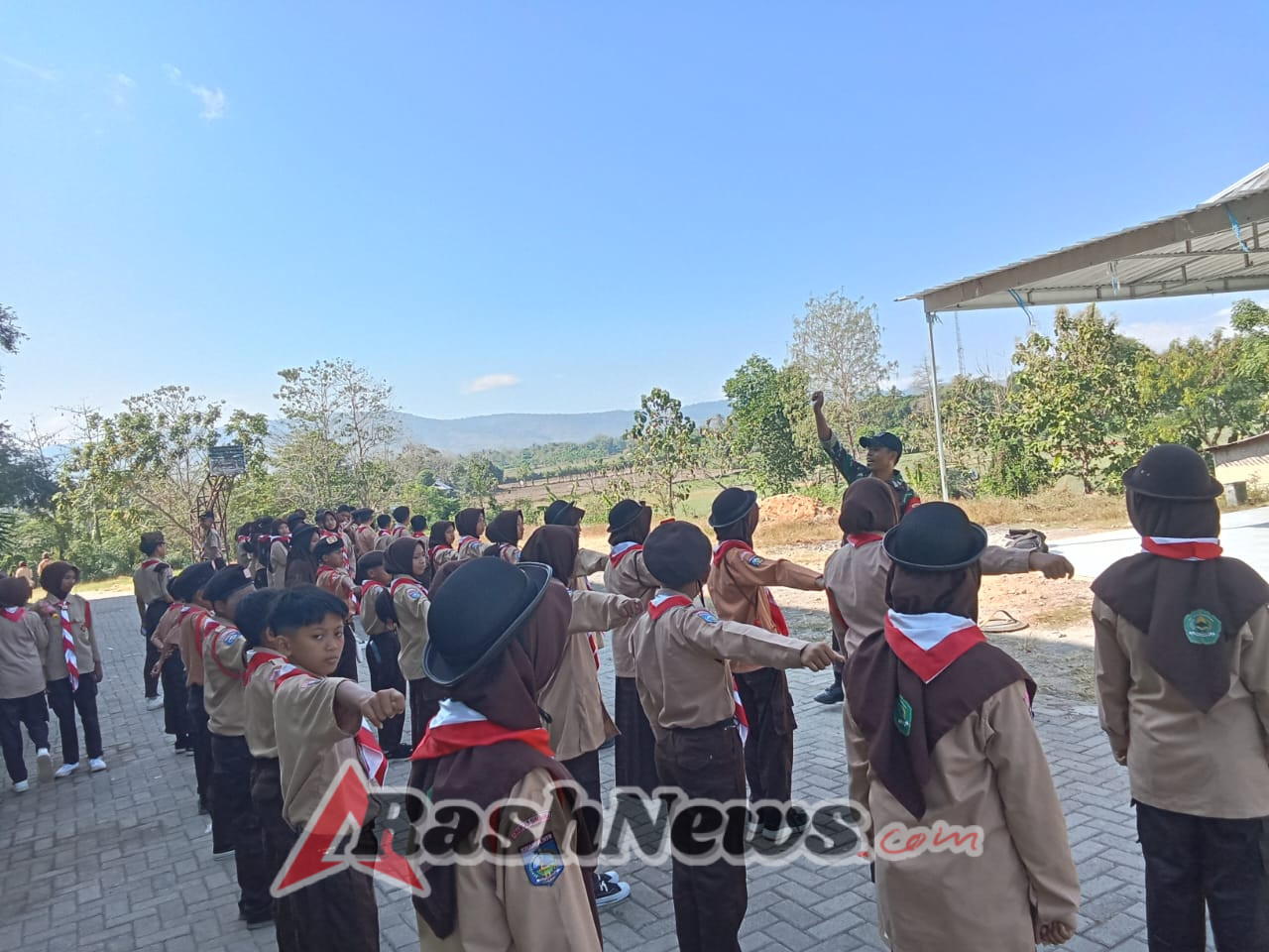 Bangun Karakter Sejak Dini, Serda Mahyudin Latih Siswa Baru MTsN 2 Sumbawa