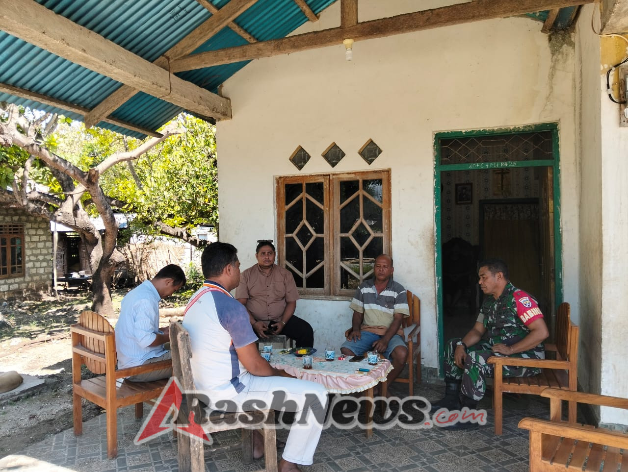 Babinsa Sertu Yoris Mere Koramil 01/Laratama Bangun Silaturahmi dengan Warga Desa Radamata
