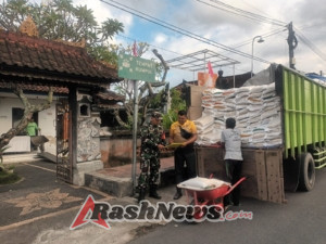 Bhabinkamtibmas dan Babinsa Atensi Penyaluran Beras Bantuan Pangan CBP 2025 di Desa Tangkas