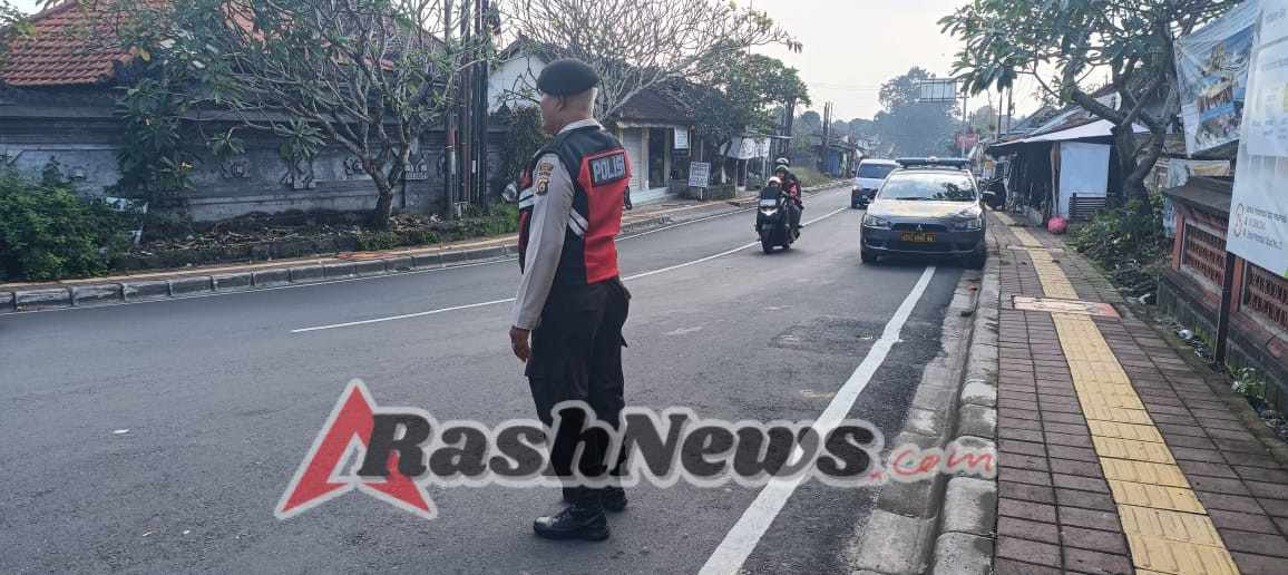 Antisipasi Kepadatan Sore Di Akhir Pekan, Personel Polsek Abiansemal Laksanakan Pengaturan Lalu Lintas