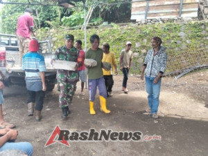 Babinsa Koramil 1602-01/Ende Bersama Warga Bangun MCK Umum di Dusun Keo Doa