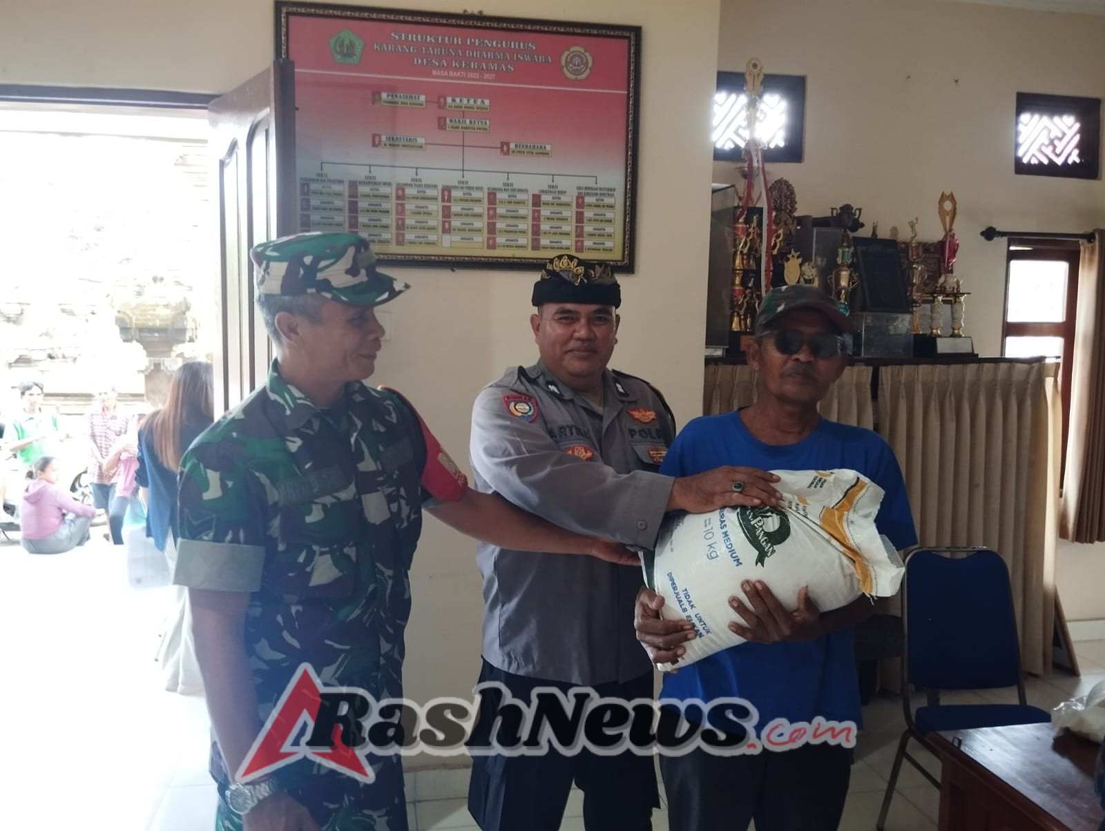 Penyaluran Bantuan Beras CBP di Desa Keramas, Bhabinkamtibmas Hadir Pastikan Keamanan dan Ketertiban