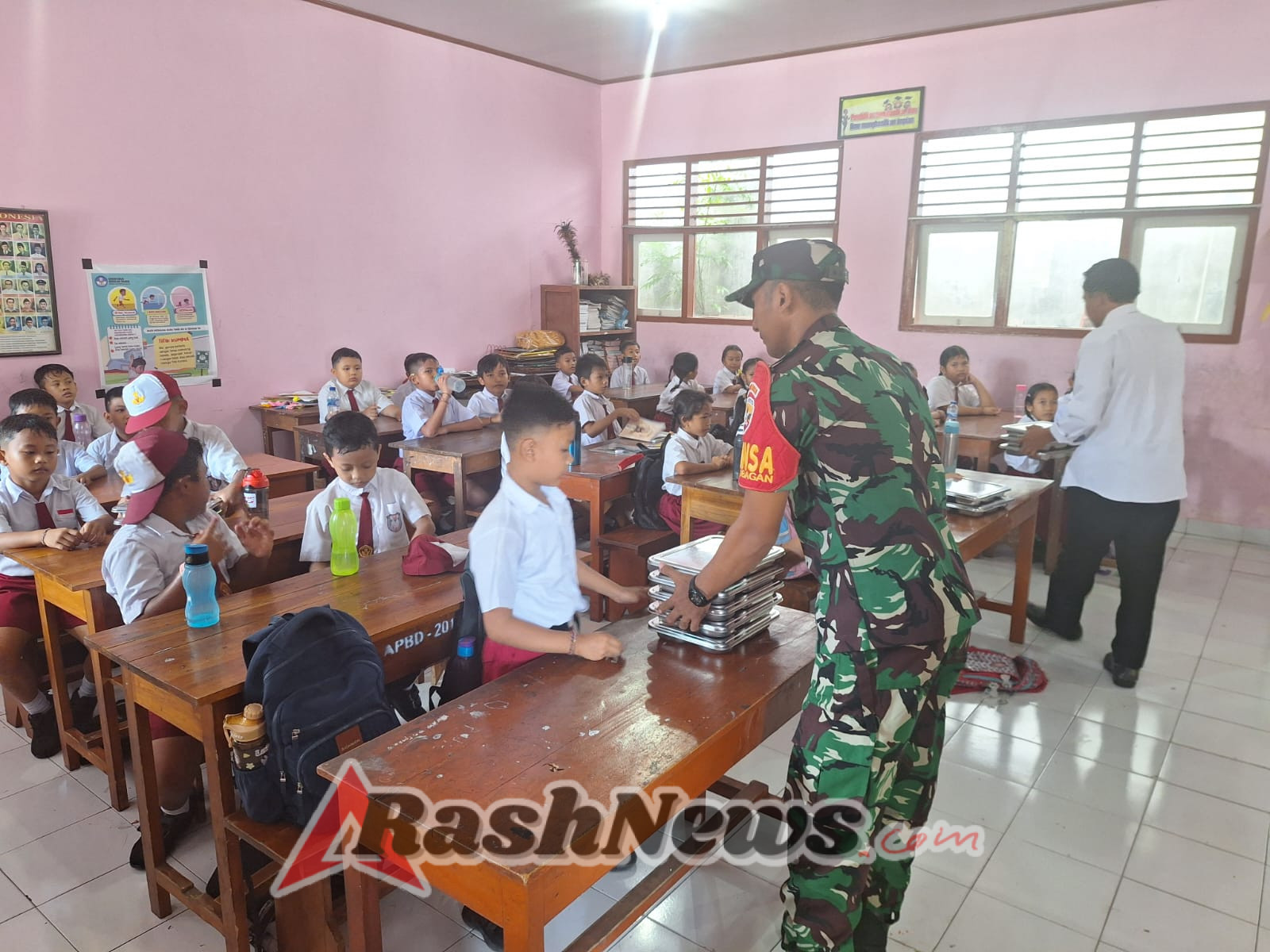 Babinsa 1623-01/Karangasem dampingi pendistribusian logistik MBG.