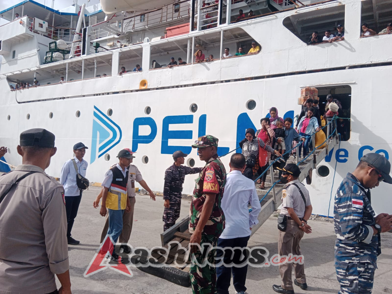 Babinsa Koramil 1602-01/Ende Aktif Dukung Keamanan Transportasi Laut di Ende Selatan