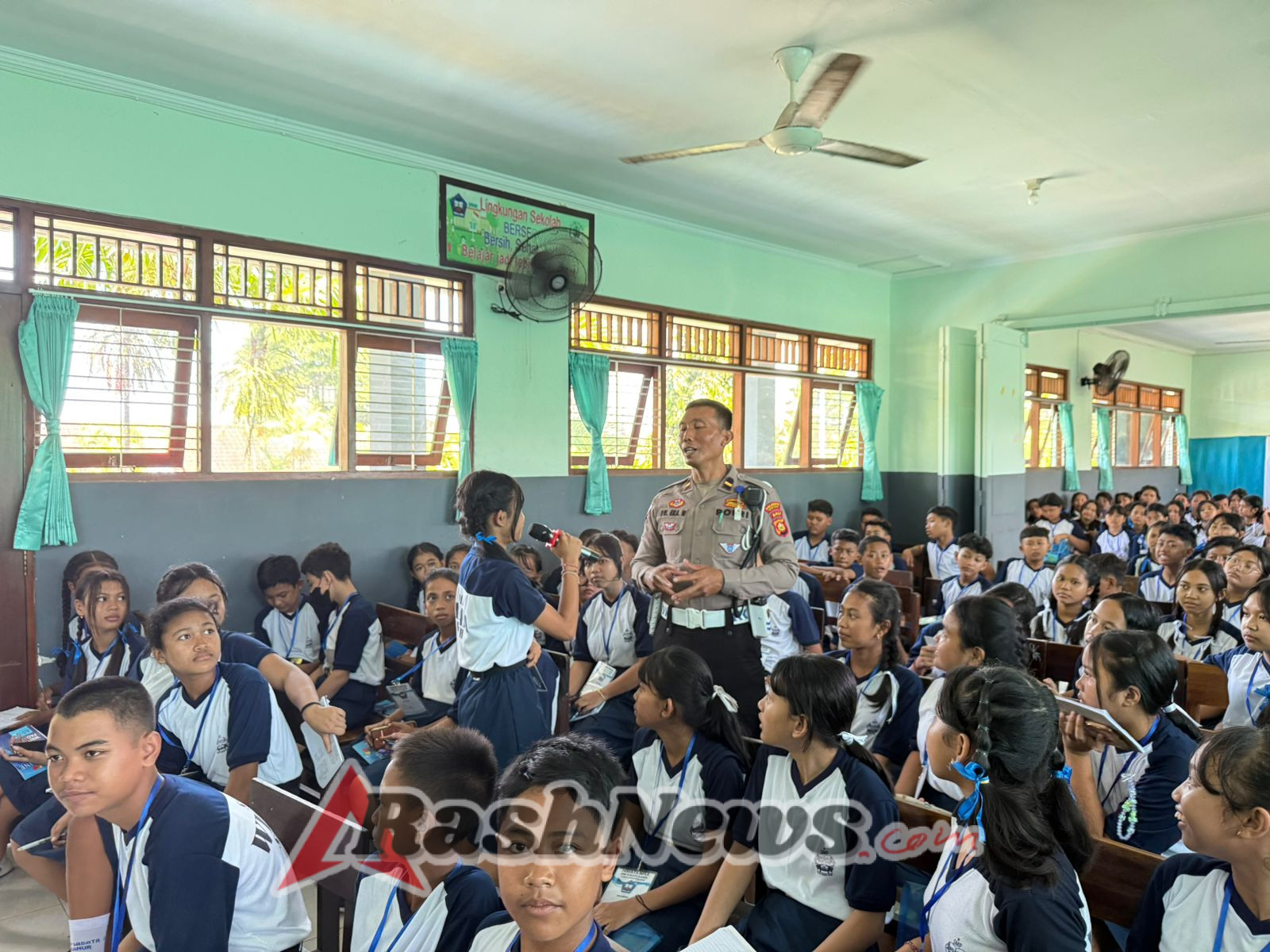 Polsek Denpasar Selatan Gelar Ceramah Pendidikan Lalu Lintas di SMP Wisata Sanur