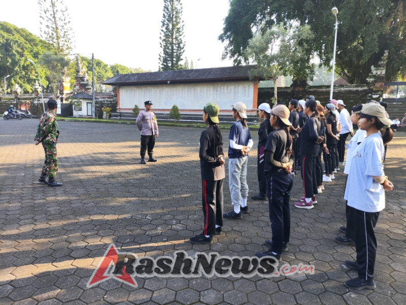 Babinsa Desa Kukuh Berikan Pembinaan PBB kepada Siswa SMKN 2 Tabanan untuk HUT RI