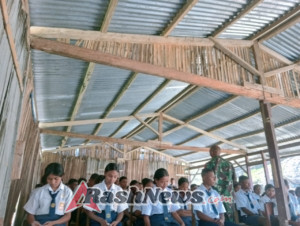 MPLS di SMAN Banat, Babinsa Koramil 1621-02/Abanteng Edukasi Siswa Baru tentang Wasbang