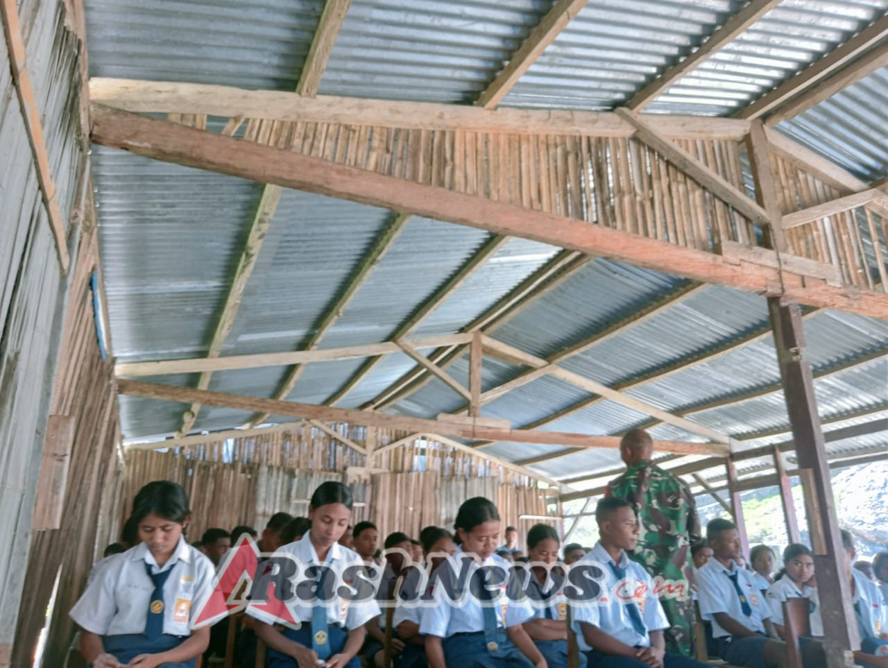 MPLS di SMAN Banat, Babinsa Koramil 1621-02/Abanteng Edukasi Siswa Baru tentang Wasbang