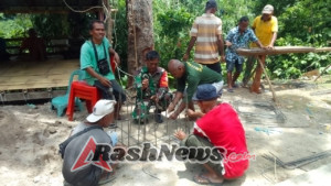 Babinsa Ende Turun Langsung Bantu Warga Bangun Rumah di Desa Embuteru