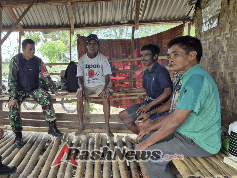 Kolaborasi Babinsa dan Bhabinkamtibmas dalam Komsos Bersama Warga Desa Hobawawi