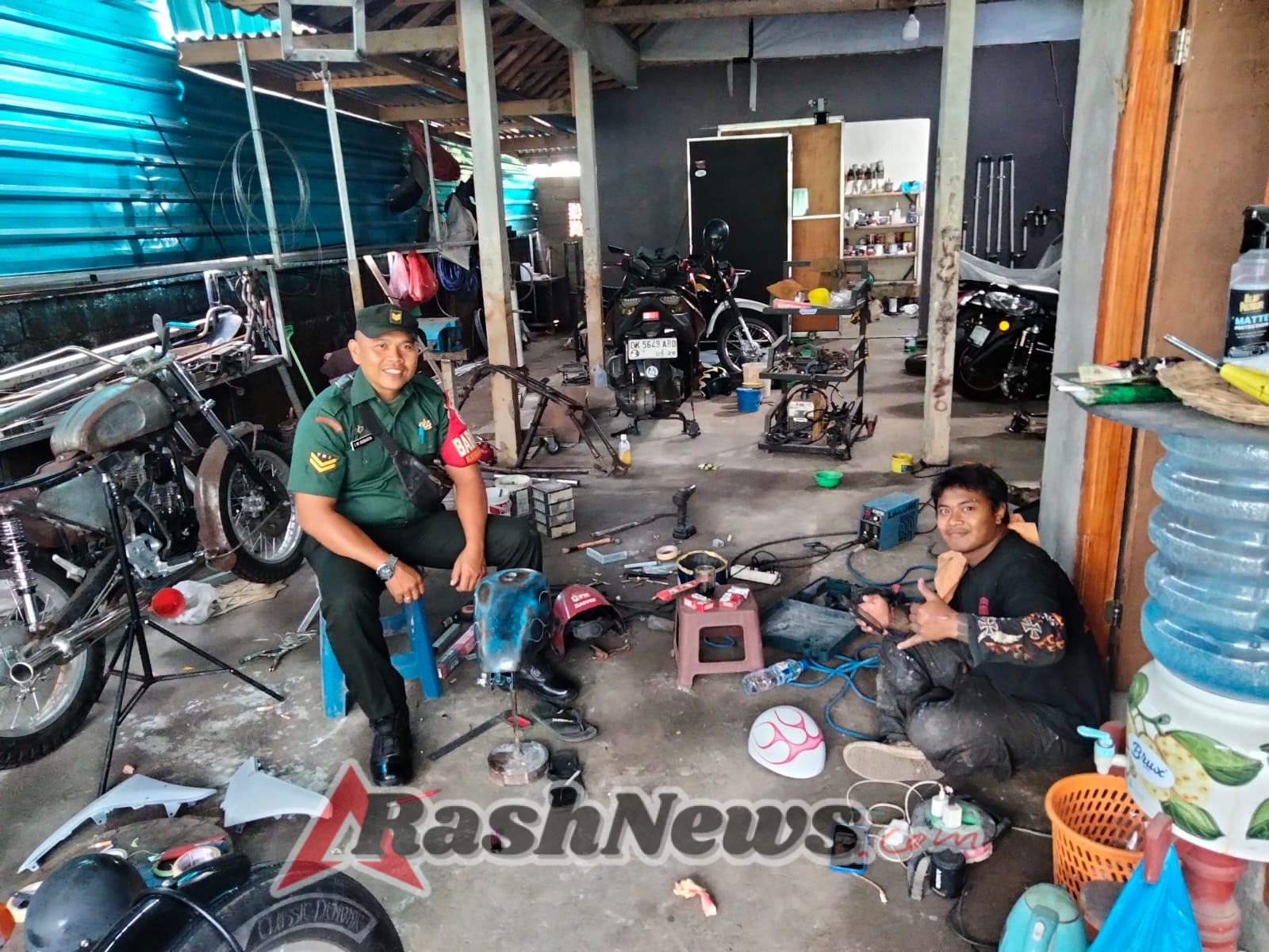Cegah Risiko Kerja, Babinsa Petak Sampaikan Imbauan Keselamatan kepada Pemilik Bengkel.