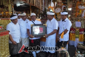 Babinsa Singakerta Kawal Karya Adat Besar di Pura Taman Sari Desa Tunon