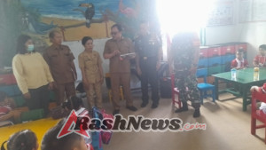 Danramil 1626-03/Tembuku Dampingi Kepala Puskesmas Pantau Pendistribusian Makanan Sehat