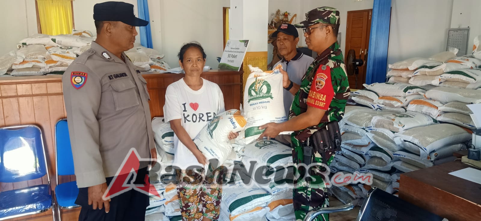 Bantuan Pangan Tiba, Kolaborasi Babinsa-Bhabinkamtibmas Bawa Rasa Aman bagi Warga Penerima Manfaat di Ringdikit