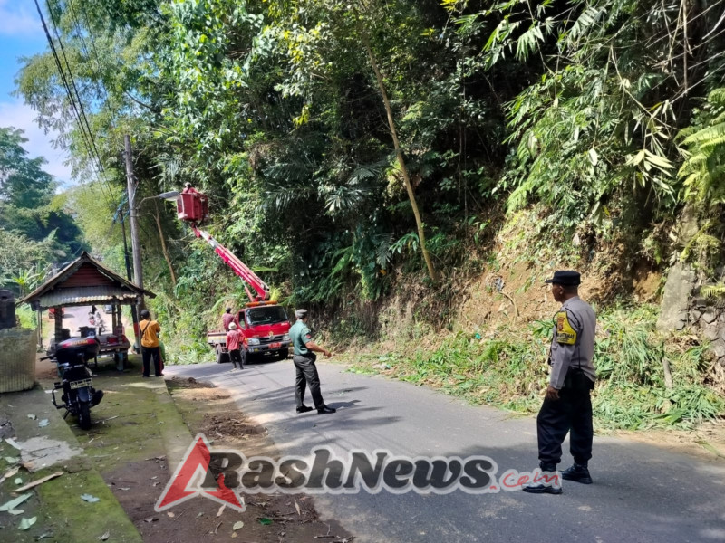 Babinsa Kemenuh Kawal Distribusi Beras Bantuan CBP 2025, Pastikan Aman dan Tepat Sasaran