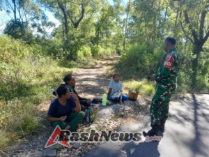 Babinsa di Ende Aktif Laksanakan Pengamanan dan Komunikasi Sosial di Tengah Masyarakat