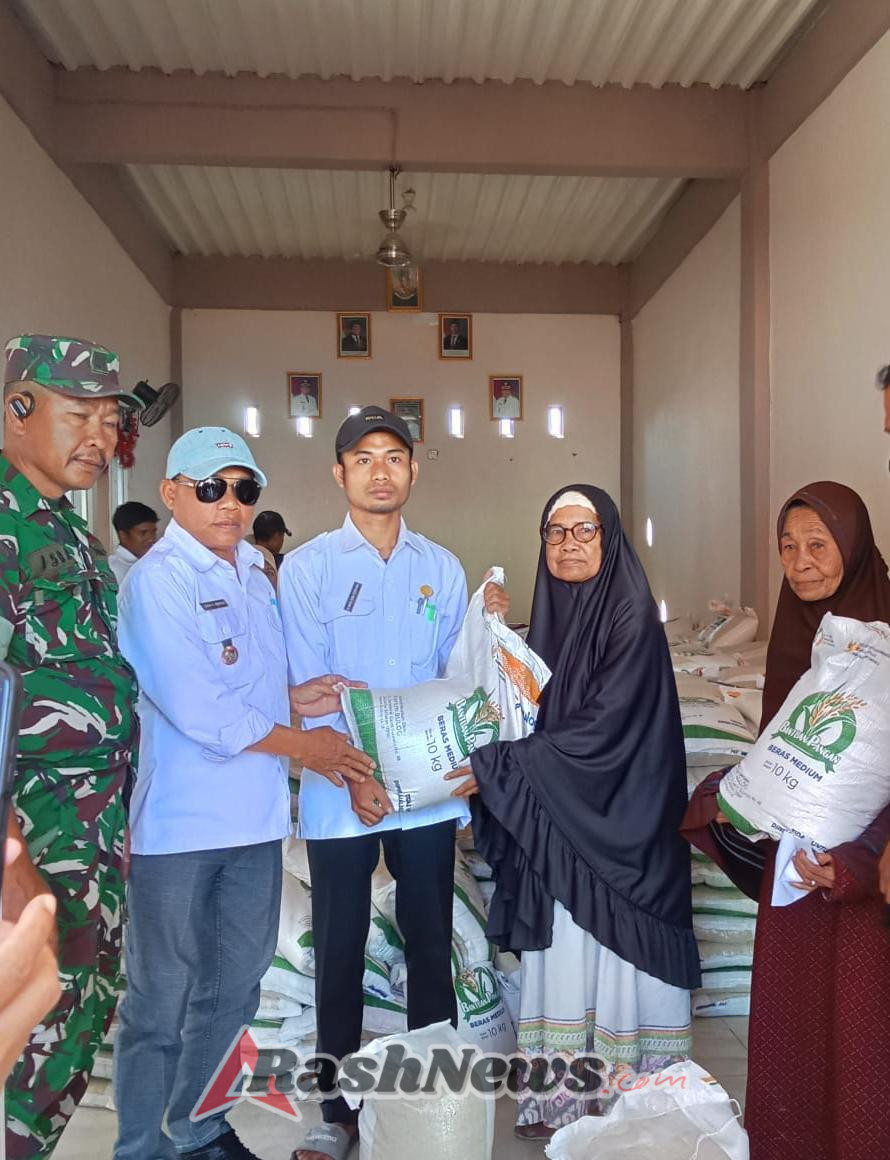 Beras Bantuan BKPN Disalurkan di Bakajaya, Babinsa TNI Dampingi Langsung
