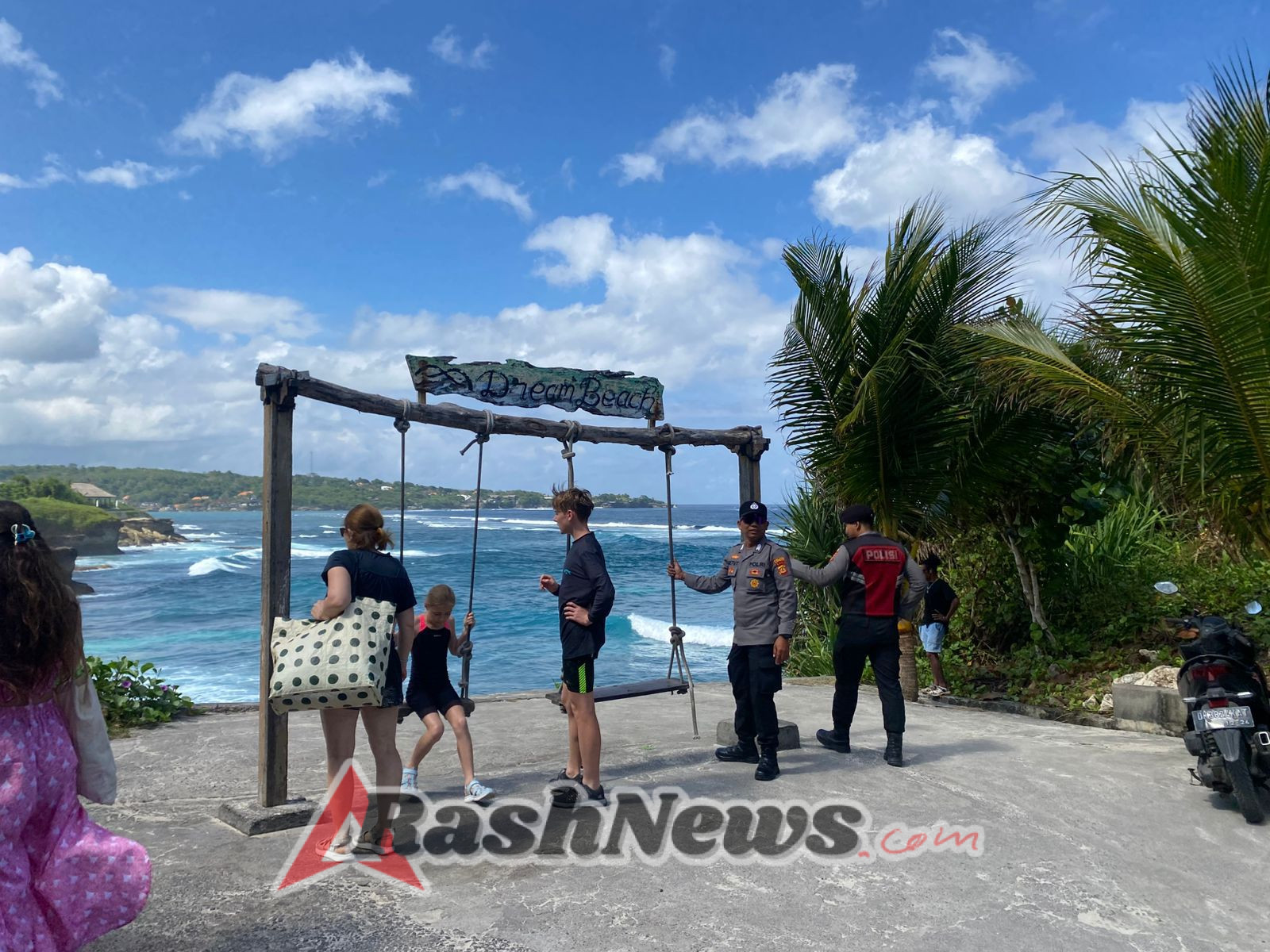 Kapolsubsektor Lembongan Bersama Personel Laksanakan Patroli KRYD di Obyek Wisata Dream Beach
