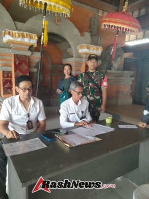 Babinsa Koptu I Kadek Sudarmayasa Hadir Langsung Kawal Penyerahan Beras untuk Warga Kurang Mampu