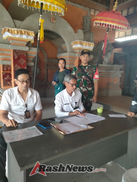 Babinsa Koptu I Kadek Sudarmayasa Hadir Langsung Kawal Penyerahan Beras untuk Warga Kurang Mampu